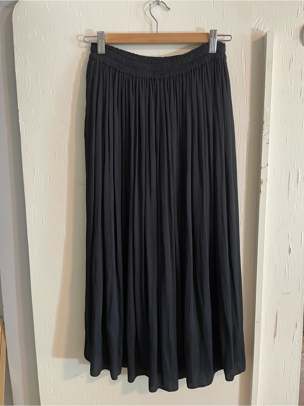 Silky soft midi 🍋 skirt, black - Picture 3 of 8